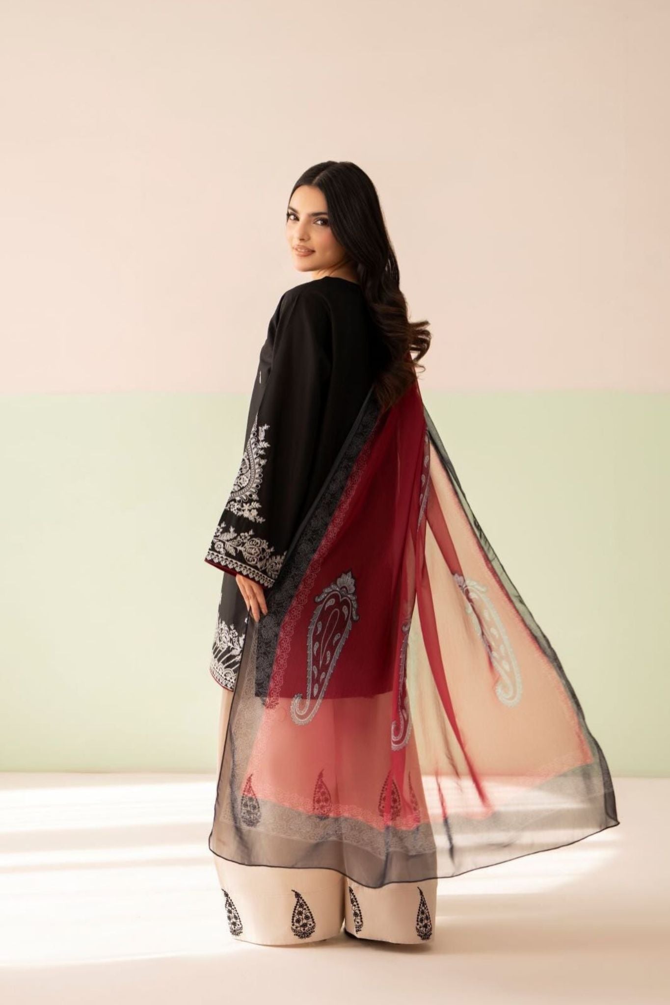 Siyah Nigar – 3 Piece Embroidered Lawn Suit
