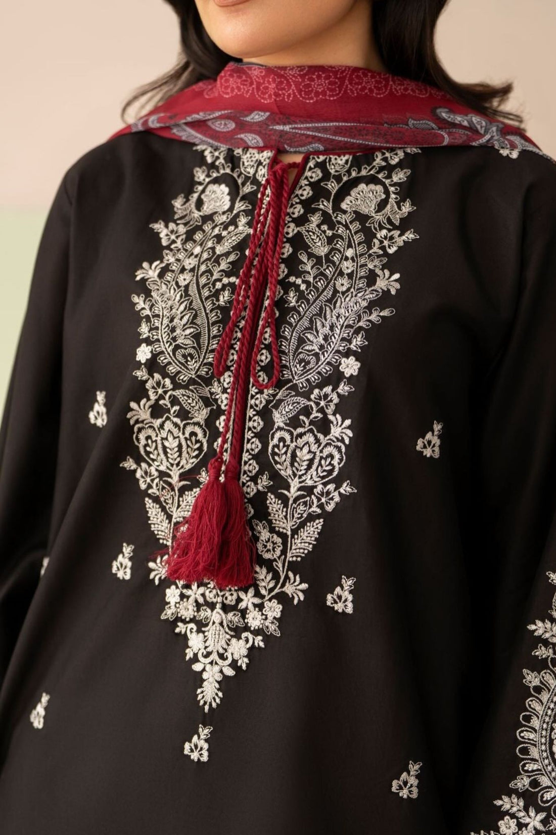 Siyah Nigar – 3 Piece Embroidered Lawn Suit